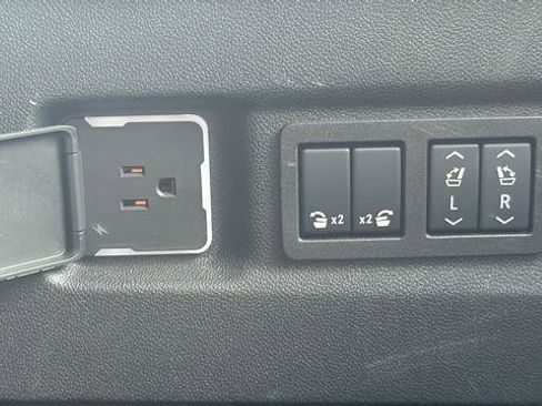 Used 2025 GMC Yukon XL Denali AWD/4WD image 19