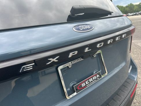 Used 2025 Ford Explorer Active AWD/4WD image 28