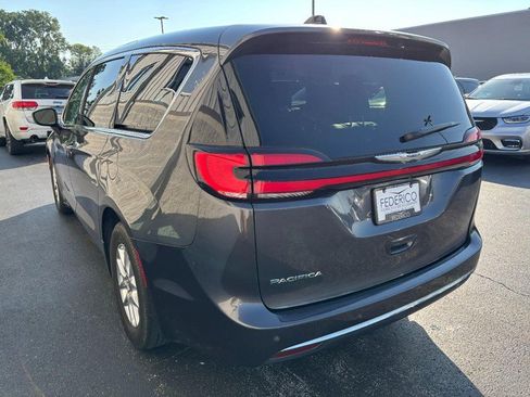 Used 2023 Chrysler Pacifica Touring-L FWD image 6