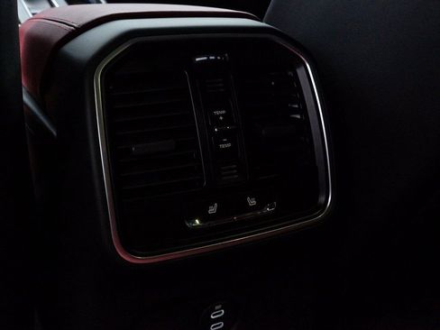 Certified 2025 Porsche Macan AWD/4WD image 26