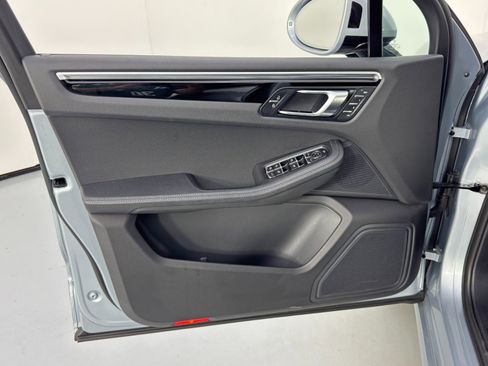 Used 2023 Porsche Macan image 40