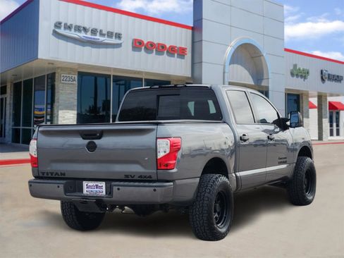 Used 2018 Nissan Titan SV w/ SV Convenience Package image 5