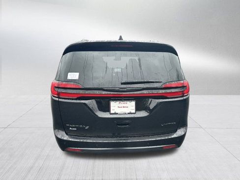 New 2026 Chrysler Pacifica Limited image 6