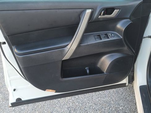 Used 2011 Toyota Highlander SE image 28