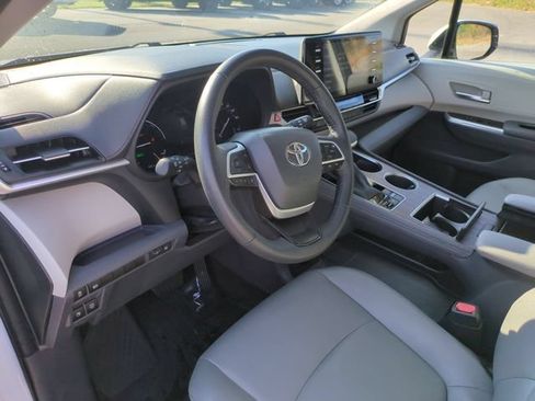 Used 2023 Toyota Sienna XLE FWD image 15