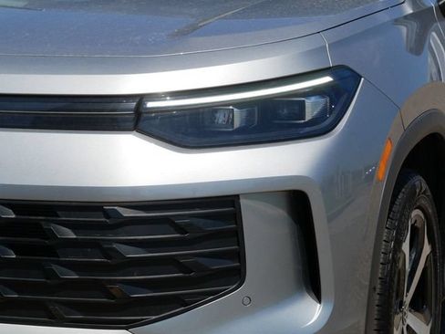 Certified 2025 Volkswagen Tiguan SE AWD/4WD image 10