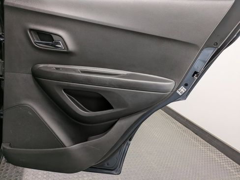 Used 2022 Chevrolet Trax LT w/ LT Convenience Package image 25