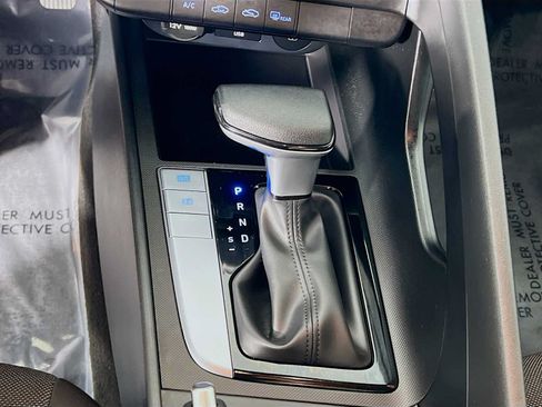 Certified 2025 Hyundai Elantra SE FWD image 17
