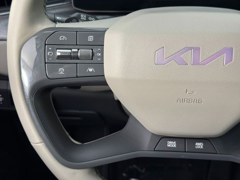 Used 2024 Kia EV9 Land image 23