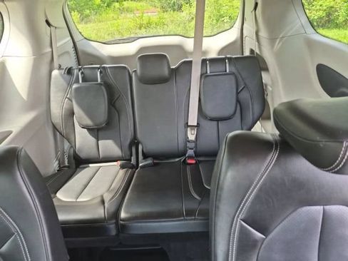 Used 2024 Chrysler Pacifica Touring-L FWD image 11