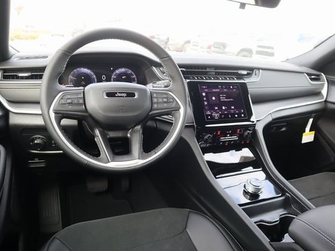 New 2025 Jeep Grand Cherokee Altitude image 2