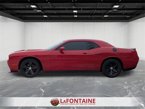 Used 2015 Dodge Challenger SXT image 2