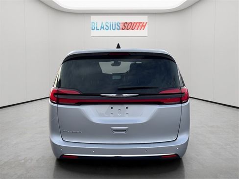 Used 2024 Chrysler Pacifica Touring-L image 4