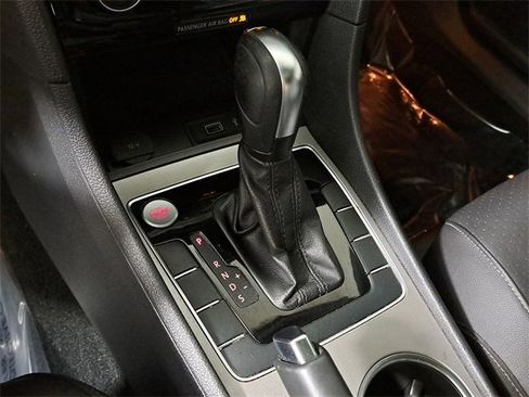 Used 2022 Volkswagen Passat 2.0T R-Line image 31