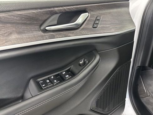 Certified 2023 Jeep Grand Cherokee Limited image 13