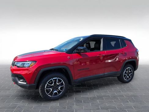 Used 2025 Jeep Compass Trailhawk AWD/4WD image 3