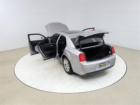 Used 2018 Chrysler 300 Limited image 23
