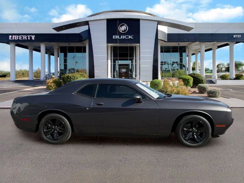 Used 2016 Dodge Challenger SXT RWD image 2