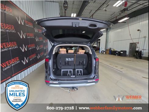Used 2023 Kia Carnival LX FWD image 7