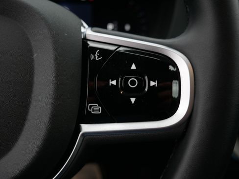 Certified 2025 Volvo XC60 B5 Plus w/ Climate Package AWD/4WD image 18