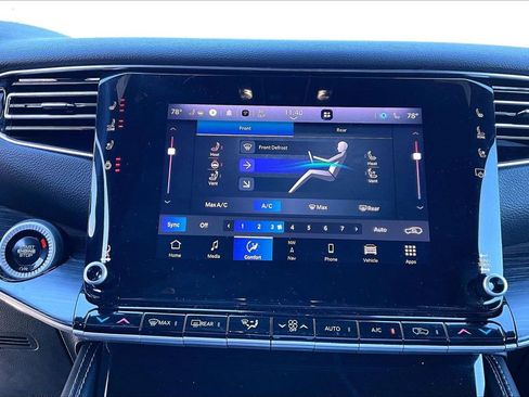 Certified 2024 Jeep Wagoneer L Series II w/ Flexible Seating Group image 18