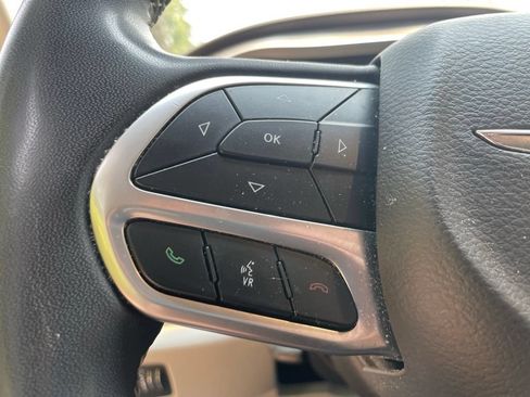 Used 2022 Chrysler Pacifica Touring-L FWD image 13