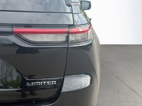 Used 2022 Jeep Grand Cherokee Limited image 44