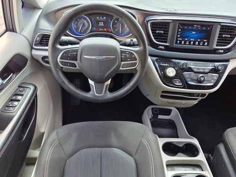 Used 2020 Chrysler Voyager LX FWD image 12
