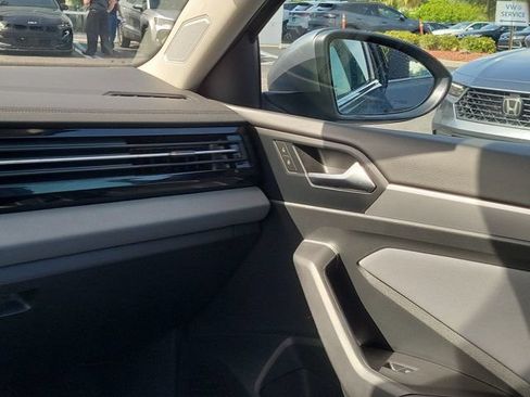 Certified 2025 Volkswagen Jetta SE w/ Sunroof Package FWD image 4