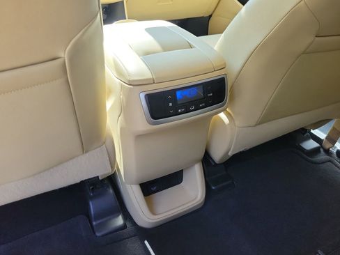 Used 2019 Toyota Highlander XLE FWD image 12