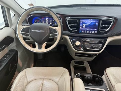 Used 2020 Chrysler Pacifica Limited FWD image 32