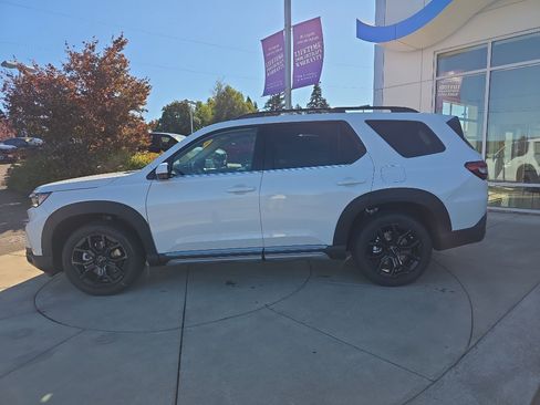 New 2025 Honda Pilot Touring image 3
