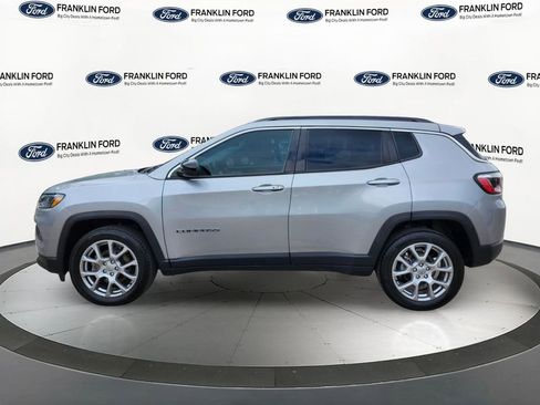 Used 2022 Jeep Compass Latitude AWD/4WD image 2