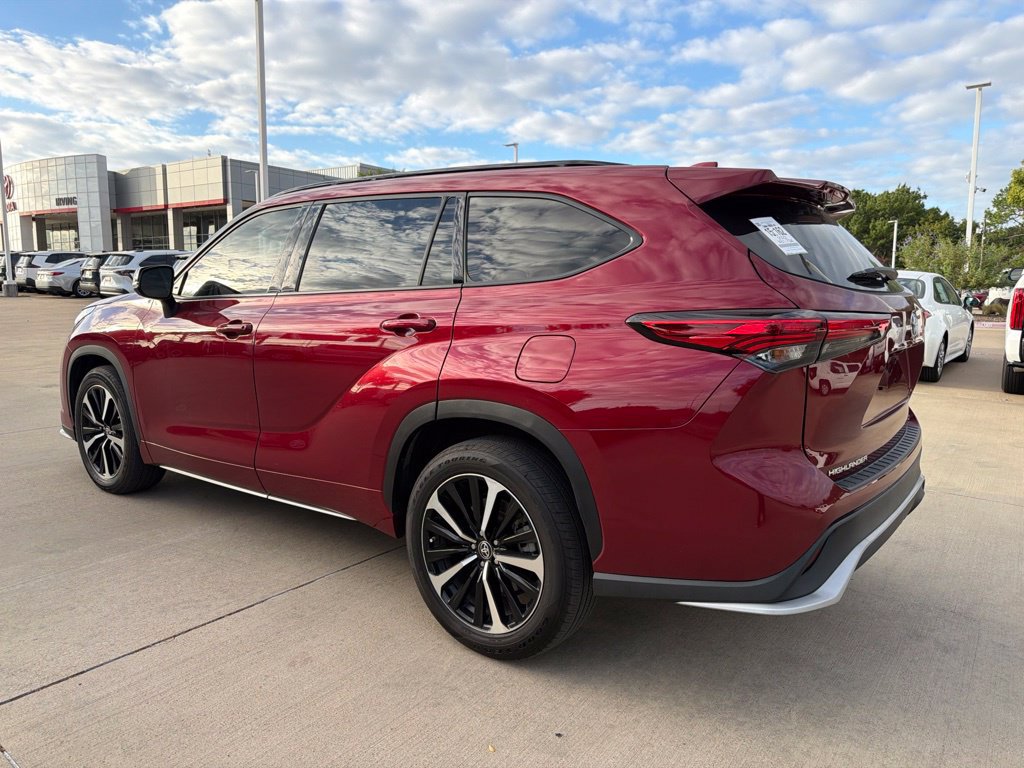 Used 2022 Toyota Highlander XSE FWD image 4