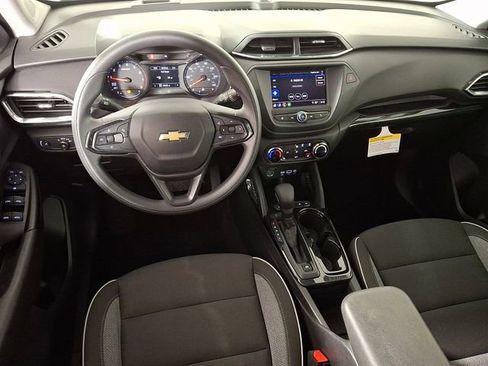 Used 2023 Chevrolet TrailBlazer LT image 2