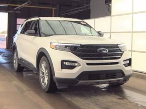 Used 2024 Ford Explorer XLT w/ Equipment Group 202A AWD/4WD image 4