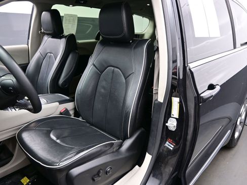 Used 2022 Chrysler Pacifica Limited FWD image 14