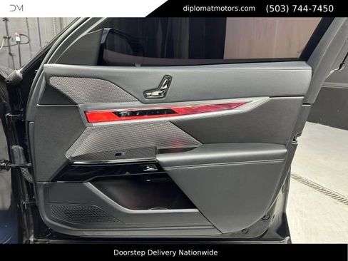 Used 2024 BMW i7 xDrive60 AWD/4WD image 26