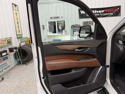 Used 2017 Cadillac Escalade Premium Luxury w/ LPO, Radiant Package AWD/4WD image 29