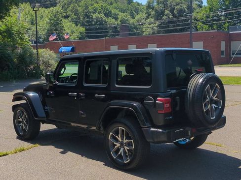 Used 2024 Jeep Wrangler Unlimited w/ Convenience Group AWD/4WD image 6