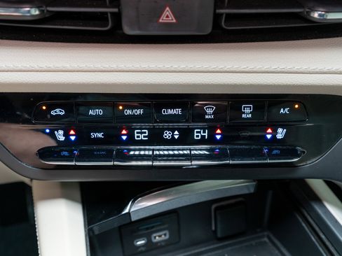 Used 2022 Buick Envision Avenir w/ Technology Package II image 23