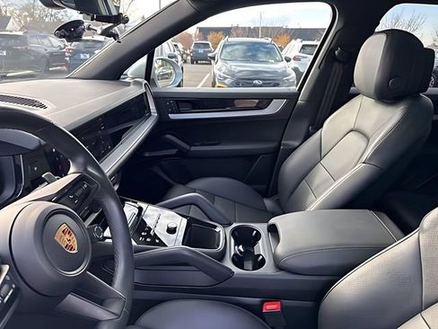 Used 2024 Porsche Cayenne w/ Premium Package AWD/4WD image 19
