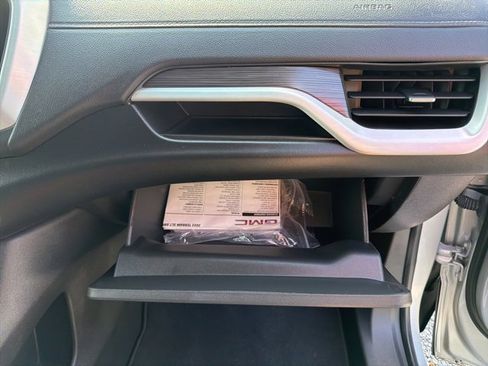 Used 2022 GMC Terrain SLT image 16