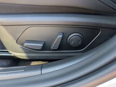 New 2025 Hyundai Elantra Limited FWD image 15