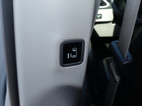 Used 2023 Chrysler Pacifica Touring-L FWD image 20
