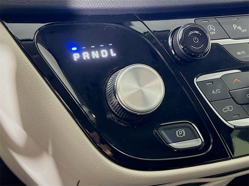 Used 2023 Chrysler Pacifica Touring-L image 16