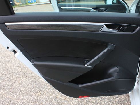 Used 2016 Volkswagen Passat 1.8T image 26