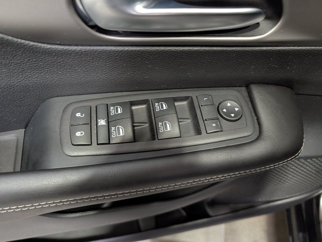 Used 2027 Chrysler Pacifica Select w/ Family Tech Group FWD image 14