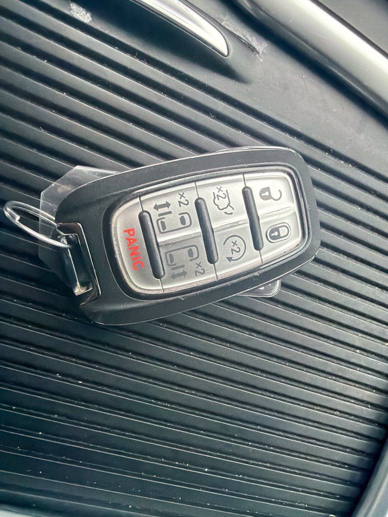 Used 2024 Chrysler Pacifica Touring-L FWD image 23