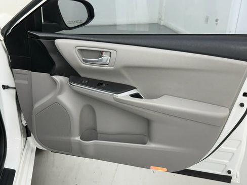 Used 2017 Toyota Camry SE FWD image 18